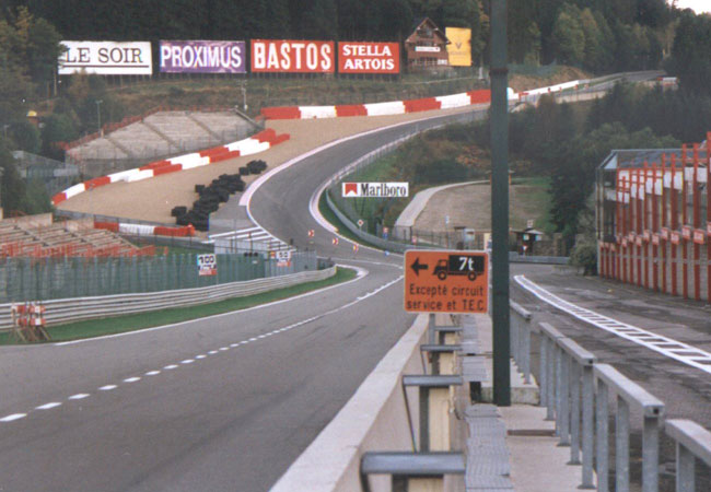 Fonte: "Eau Rouge 1997". Licenciado sob CC BY-SA 2.5, via Wikimedia Commons