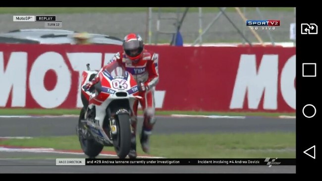 Dovi levando sua moto até a linha de chegada! Foto: Print Screen de Gilson Roberto Costa