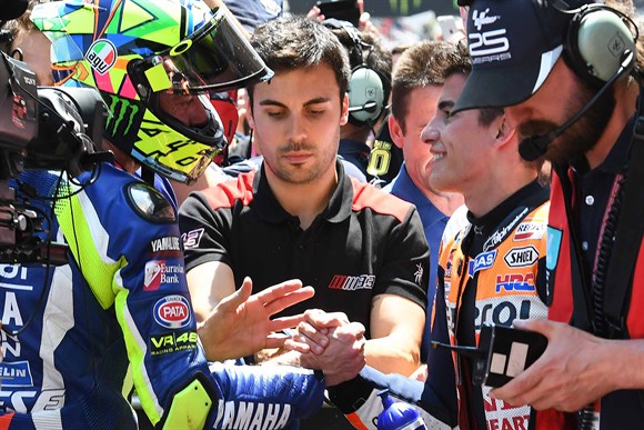 Foto: Repsol - Aperto de mãos entre Valentino e Marc após a prova. Paz? De coração?