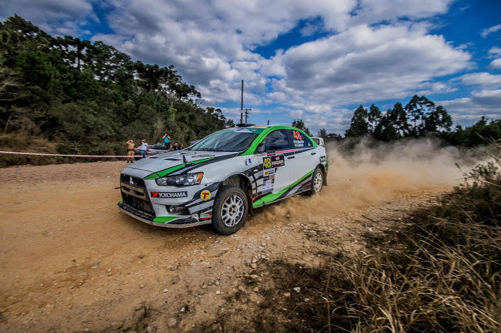 Lindo exemplar dessa Mitsubishi Lancer Evolution que participa da Categoria RC2 esse 4×4 com mais de 300cv risca as pistas por onde passa. - Foto: Fernando Shuartz.