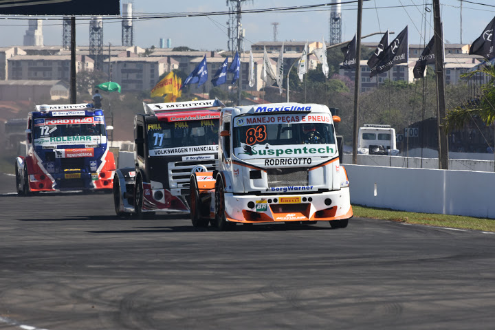 Boessio (83), André Marques (77) e Fogaça fizeram uma boa briga durante a etapa em Londrina - Foto: Luciana Flores.