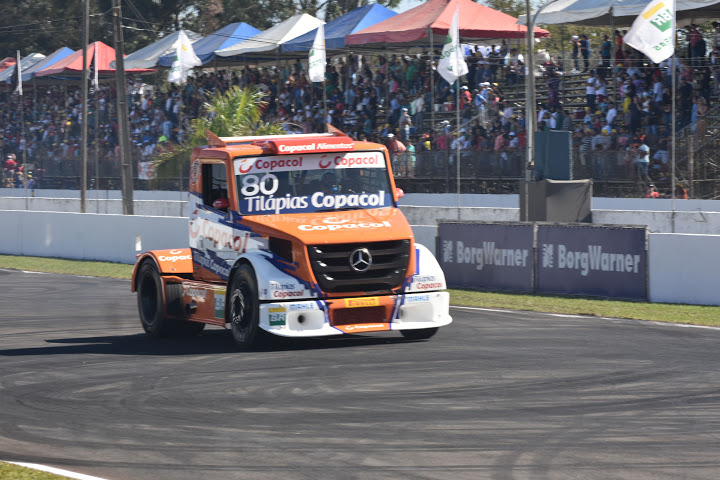 Diogo Pachenki com seu Mercedes na reta de Londrina - Foto: Luciana Flores.