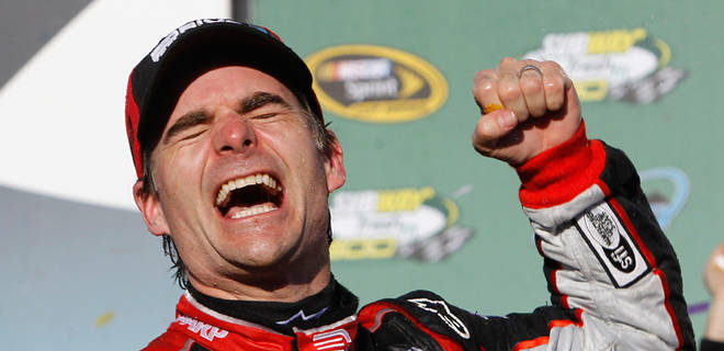 Jeff Gordon comemorando uma de suas vitorias. - Foto: Reprodução/Fox Sports