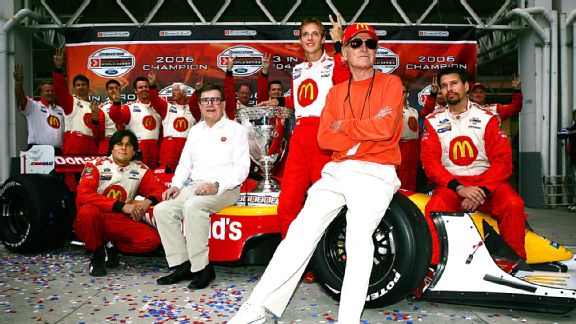 Na foto temos Sebastien Bourdais (o último a vencer pela Newman/Haas Racing). Ao lado dele temos Carl Haas (esquerda) e Paul Newman (direita). Foto: ESPN