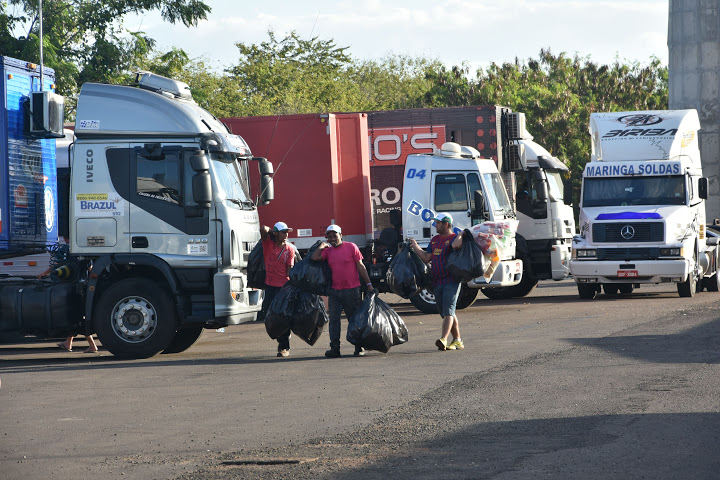 Recicladores ajudam o meio ambiente e ainda geram renda para suas famílias. - Foto: Luciana Flores.