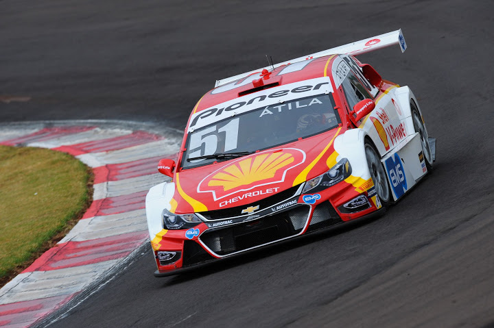 Cruze de Átila Abreu no Autódromo de Cascavel. - Foto: Fabio Davini