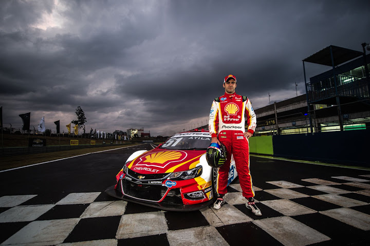 Outra bela imagem do piloto paulista Átila Abreu no Autódromo de Cascavel. - Foto: Fabio Davini.