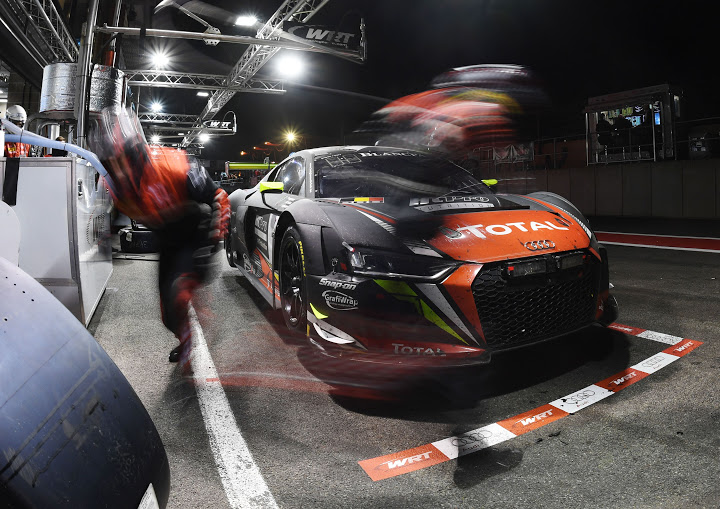 "Batmovel" nos boxes em Spa. - Foto: Audi Media.