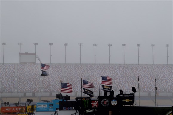 Tempestade cancela treino em Kentucky. - Foto: Nascar