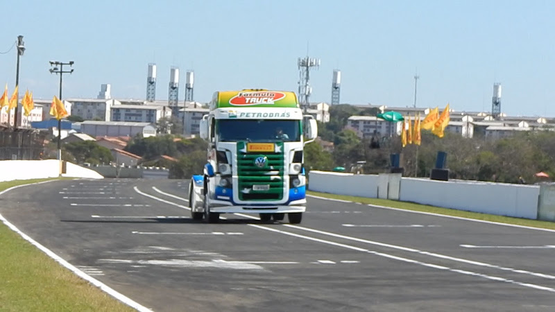 Thais Fontoura desfilando com seu Pace Truck nessa tarde pela pista de Londrina. - Foto: Anderson Cardoso - Equipe Tomada de Tempo