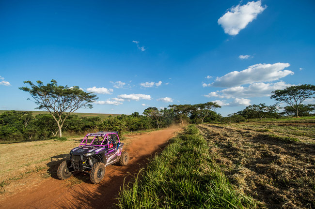 Helena Deyama a bordo do UTV Polaris RZR 900. - Foto: Gustavo Epifânio.