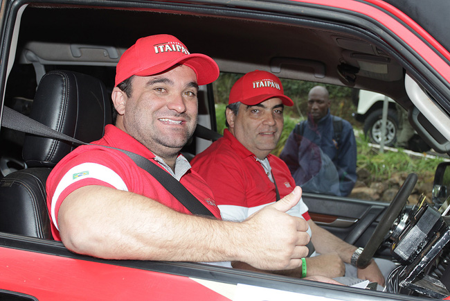 Piloto Ricardo Barra e o navegador - paranaense - Vanderlei Hirt. - Foto: Gustavo Epifanio.