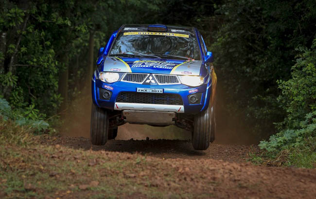 Thiago Rizzo e Ivo Mayer a bordo do Mitsubishi L200 Triton ERS. - Foto: Luciano Santos/SigCom.