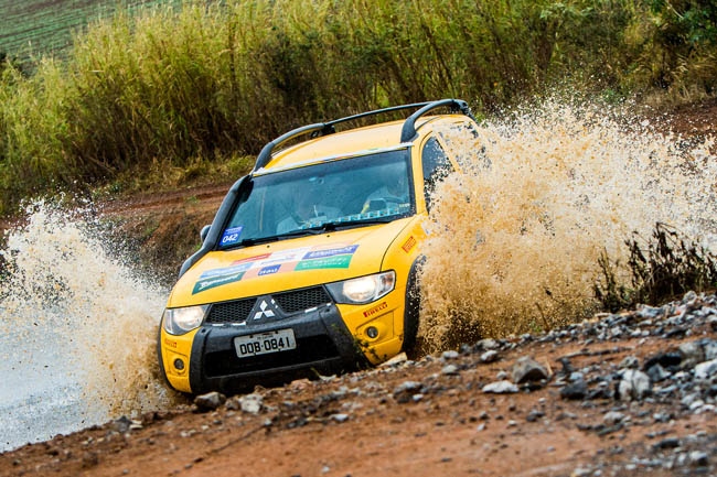 Competidores tiveram um dia de diversão na lama. - Foto: Cadu Rolim/Mitsubishi.