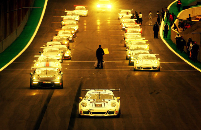 Largada Porsche Cup. - Foto: Lucas Bassini.