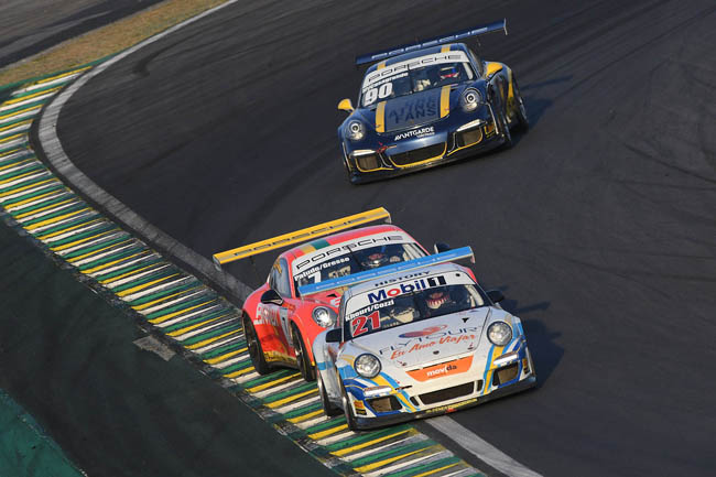 Eloi Khouri dá passagem a Paludo, disputas pegadas e muito bonitas em Interlagos. - Foto: Fernanda Freixosa.