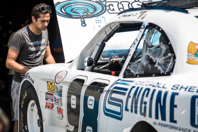 Nelsinho Piquet, analisando o seu Ford Mustang. - Foto: Jose Mario Dias/Piquet Sports.