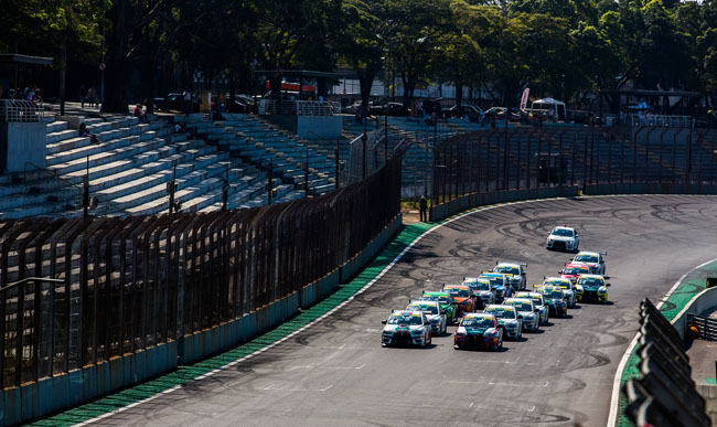 Os belos carros da Lancer Cup alinhados para a largada. - Foto: Tom Papp.