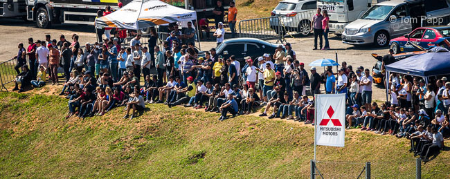 Torcida compareceu em peso e deu um toque a mais na etapa da Lancer Cup em Interlagos. - Foto: Tom Papp.