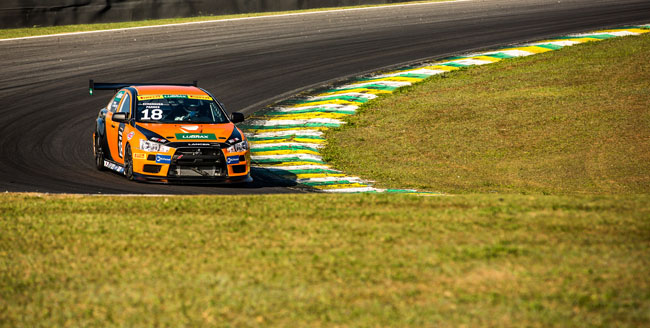 Evo X na pista de Interlagos. - Foto: Ricardo Leizer.