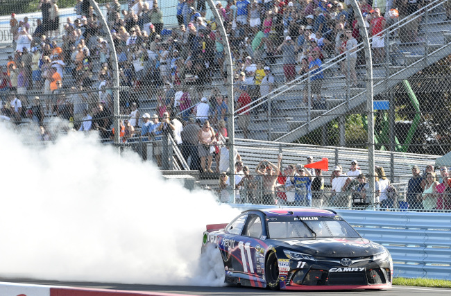 Denny Hamlin celebra a vitoria com um burnout após vencer a NASCAR Sprint em Watkins Glen neste Domingo. - Foto: Derik Hamilton.