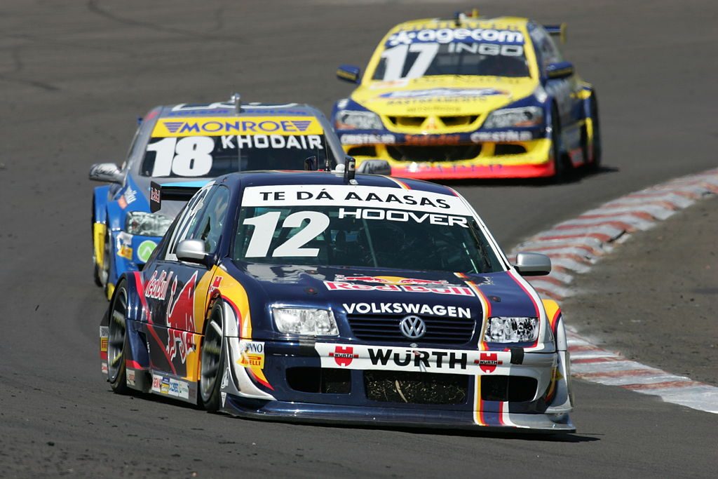 Volkswagen Bora, Chevrolet Astra e um Mitsubishi Lancer em 2007.