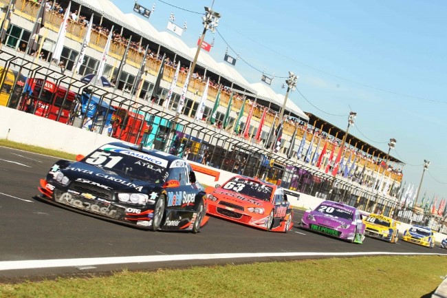 Torcida compareceu em peso na 5º Etapa Caixa Stock Car em 2012. - Foto: Vicar