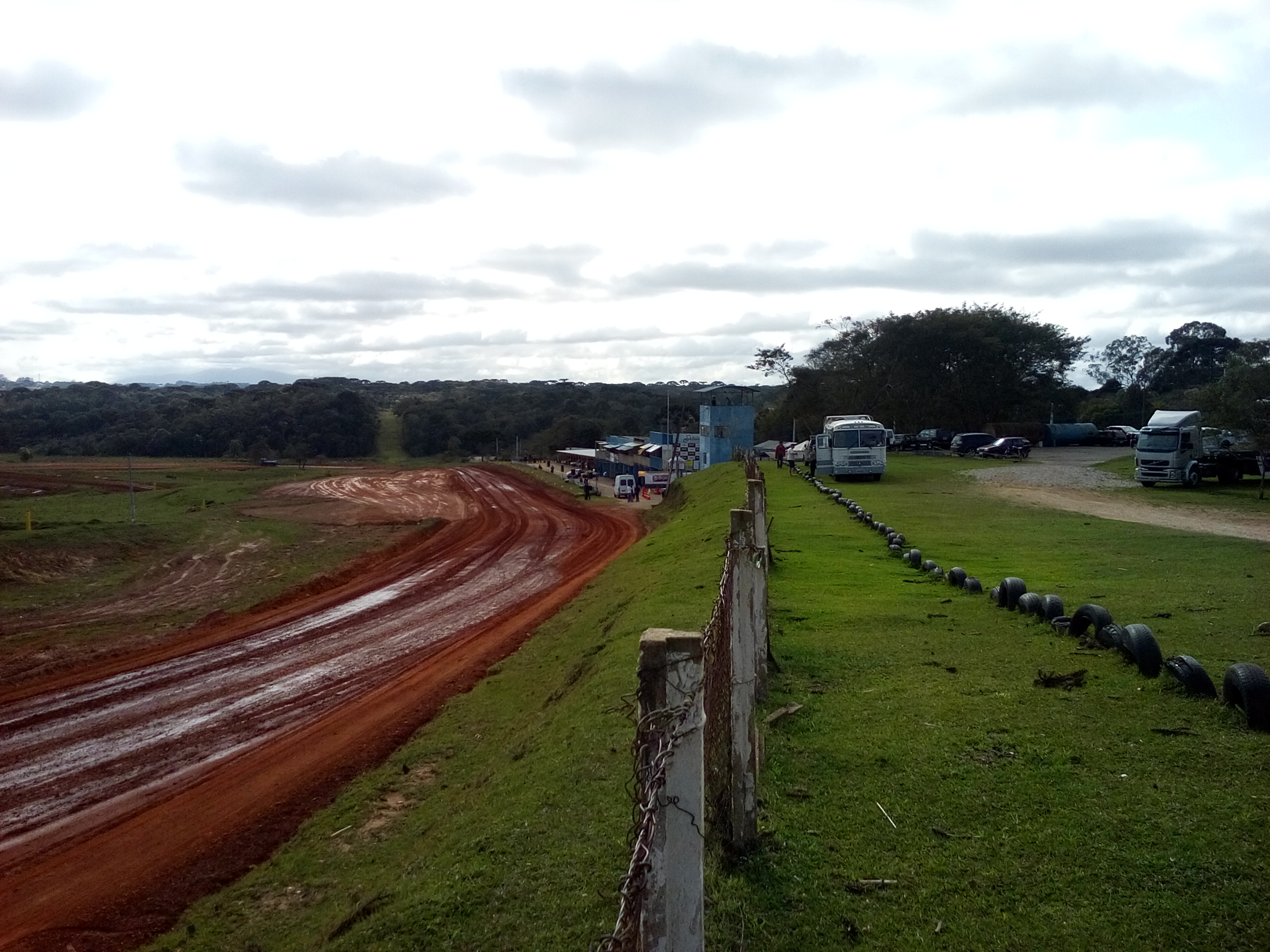 Pista sendo molhada. Foto: Tomada de Tempo