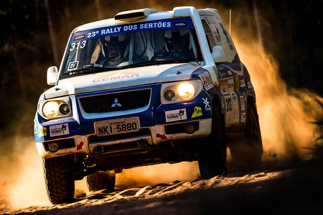 Dupla maranhense acelerando durante o Rally dos Sertões 2015. - Foto: Ricardo Leizer.