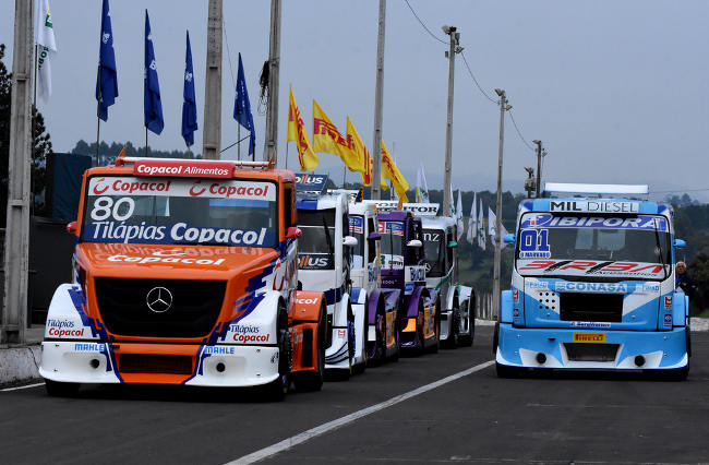 Caminhões alinhados nos boxes do tradicional Autódromo de Tarumã, em Viamão. - Foto: Luciana Flores.