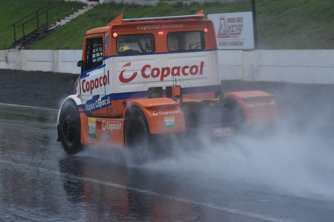 Diogo Pachenki levou a sua primeira vitória na molhada e fria pista de Tarumã. - Foto: Luciana Flores.