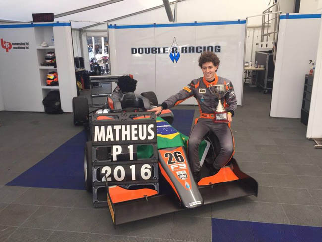 Matheus Leist comemora o título da equipe Double R Racing. - Foto: Divulgação