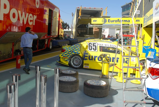 Carro do pole Max Wilson sendo descarregado na sexta feira. - Foto: Anderson Cardoso - Tomada de Tempo