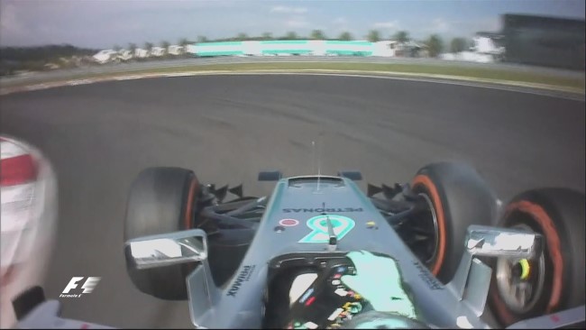 Toque de Rosberg em Kimi durante a ultrapassagem! Punido com 10 segundos - Foto: Twitter F1 Oficial