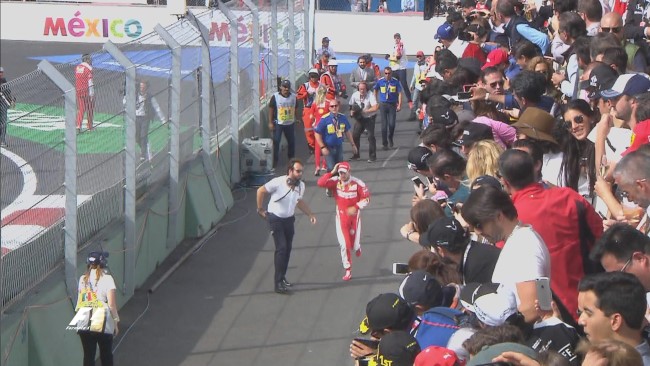 Vettel sendo chamado para assumir seu posto no pódio! Foto: Twitter F1 Oficial