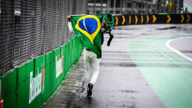 Momento que Massa sendo ovacionado em Interlagos!! – Foto: formula1.com