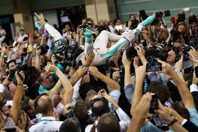 Nico sendo levado pela equipe, festejando seu primeiro título na Fórmula 1. - Foto: formula1.com