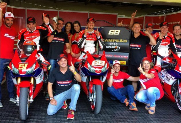 Faustino e sua equipe em Interlagos. 