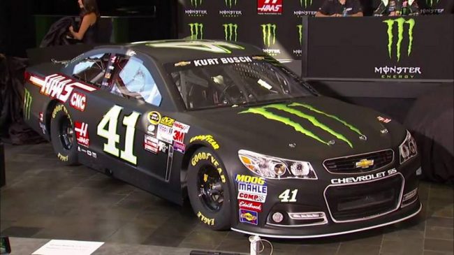 Kurt Busch, com seu novo patrocinador na temporada 2016.