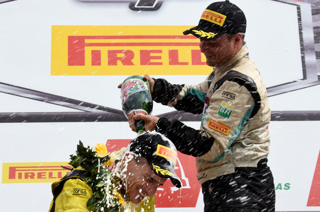 O novo tetracampeão Felipe Giaffone festeja sua 27ª vitória na Fórmula Truck. - Foto: Luciana Flores.