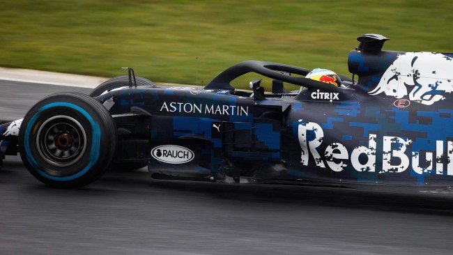 Carro Aston Martin Red Bull Racing - RB14 - 2018 - Ricciardo pilotando. Foto: Site Oficial redbullracing.redbull.com