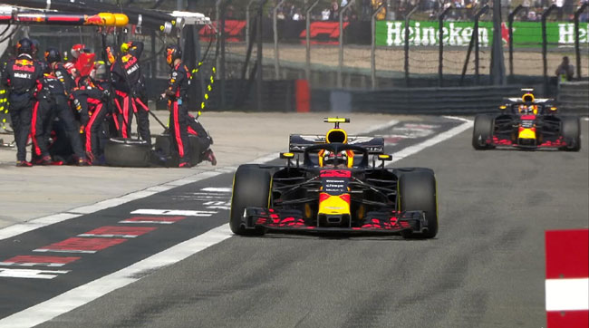 Red Bull leva os 2 pilotos aos boxes ao mesmo tempo durante bandeira amarela - Foto: Twitter F1 Oficial