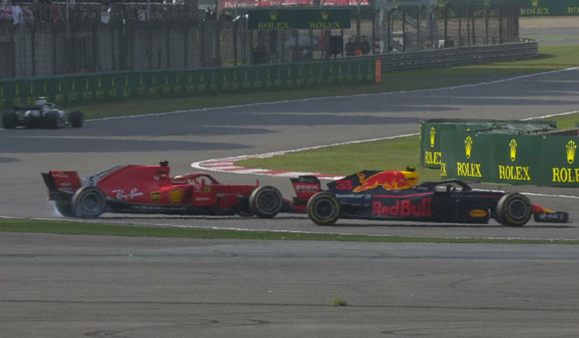 Toque de Verstappen em Vettel - Foto: Twitter F1 Oficial