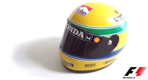 Capacete de Ayrton Senna (1992) quando pilotou a McLaren MP4/7 Honda F1. - Foto: Formula1.com