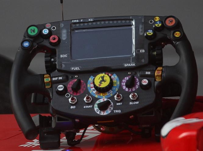 Na imagem o volante da Ferrari F1 SF15 T. - Foto: Formula1.com