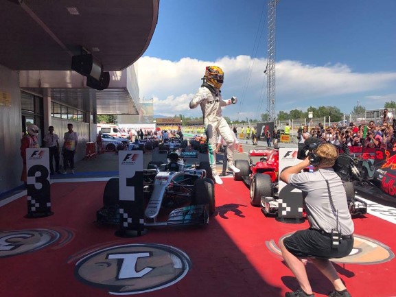 Lewis comemora sua vitória em 2017 - Fonte: Mercedes-AMG Petronas Motorsport