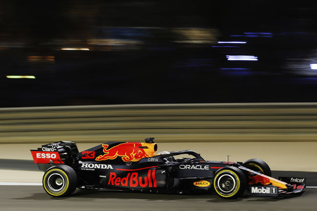Foto: F1 Press Area Pirelli - Max Verstappen no 1º dia de testes GP Bahrein 2021