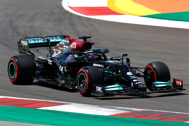 Foto: Lewis Hamilton liderando o TL2 do GP de Portugal de F1 | Créditos: Mercedes AMG F1 Twitter