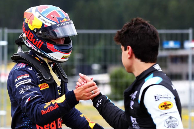 Dennis recebe cumprimento de Caio Collet pela pole - FÓRMULA 3 - Áustria - Foto: Instagram FIA F3 Oficial