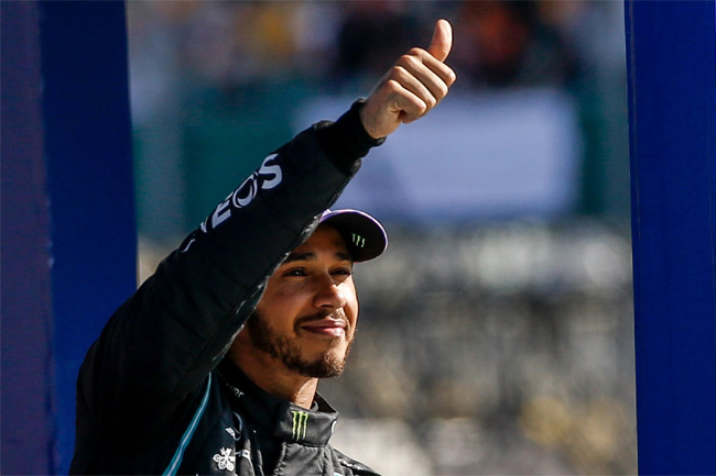 E com toque em Max e punição de 10 segundos, venceu Hamilton em Silverstone - Foto: Mercedes AMG F1 Twitter